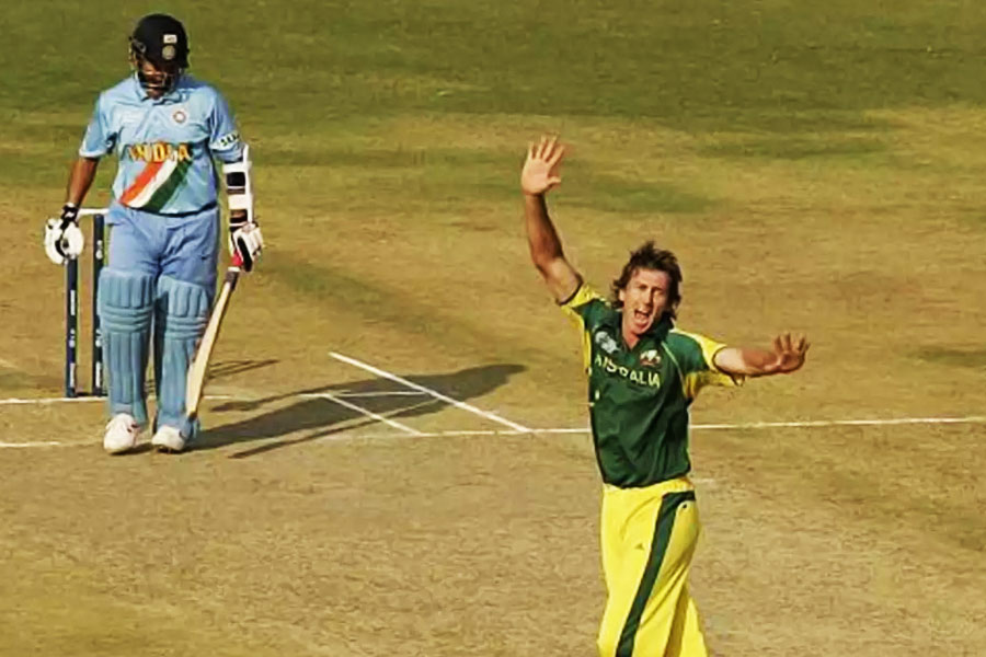 সংক্ষিপ্ত ইনিংস খেললেও ম্যাকগ্রাকে সে দিন বুঝিয়ে দিয়েছিলেন কটূক্তির উত্তর কী ভাবে ব্যাট দিয়ে দিতে হয়। তাঁর স্ট্রাইক রেট ছিল ১০২.৭। সে দিন সব মিলিয়ে ৬১ রান খরচ করে কোনও উইকেট নিতে পারেননি ম্যাকগ্রা।