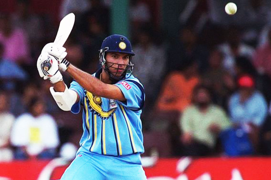  ভারতকে আরও এক বার ম্যাচে ফিরিয়েছিলেন যুবরাজ। ৫ নম্বরে ব্যাট করতে নেমে ৮০ বলে ৮৪ রানের চোখ ধাঁধানো ইনিংস খেলেন তিনি। তাতে ছয় না থাকলেও ছিল ১২টি চার। মূলত তাঁর ইনিংসের জোরে ৯ উইকেটে ২৬৫ রান তোলে ভারত।