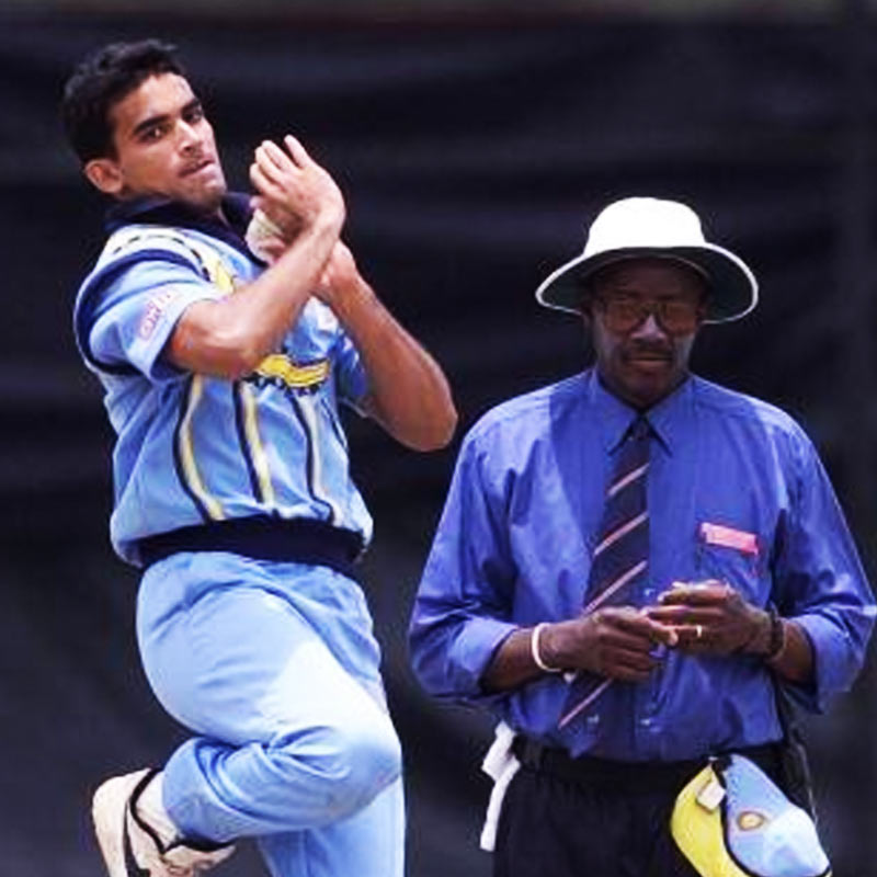 জেতার দৌ়ড়ে নেমে ৪৬.৪ ওভারে ২৪৫ রানেই থেমে গিয়েছিলেন অসিরা। পন্টিং (৫৯ বলে ৪৬ রান), বিভান (৫২ বলে ৪২), গিলক্রিস্ট (২৩ বলে ৩৩)-এর সঙ্গে লোয়ার অর্ডারে ব্রেট লি (২৮ বলে ৩১) ছাড়া বিশেষ কেউ ভারতীয় বোলিংয়ের সামনে দাঁড়াতে পারেননি। জ়াহির, বেঙ্কটেশ এবং আগরকর মিলে ২টি করে উইকেট তুলে নেন।