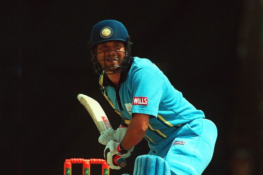 ওই ম্যাচ জিতে টুর্নামেন্টের সেমিফাইনালে উঠেছিলেন সৌরভ-সচিনরা। তবে ম্যাকগ্রা বনাম সচিনের মাঠের লড়াই নিয়ে আজও ভেসে ওঠে সংবাদমাধ্যম।