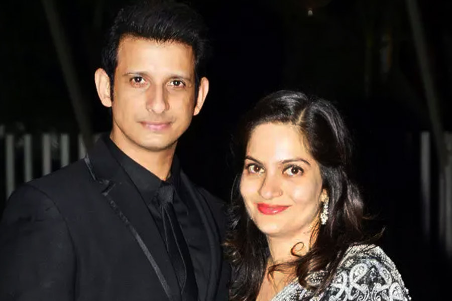 বাবা এবং স্বামী দু’জনেই ফিল্ম জগতের সঙ্গে যুক্ত হওয়া সত্ত্বেও নিজেকে আলোর রোশনাই থেকে যতটা সম্ভব দূরে সরিয়ে রাখেন প্রেরণা। ইনস্টাগ্রামেও তাঁর প্রোফাইল তালা লাগানো। পরিবারের নিকটাত্মীয় এবং কাছের বন্ধুবান্ধবদেরই ইনস্টাগ্রামের বন্ধুদের তালিকায় রেখেছেন তিনি।