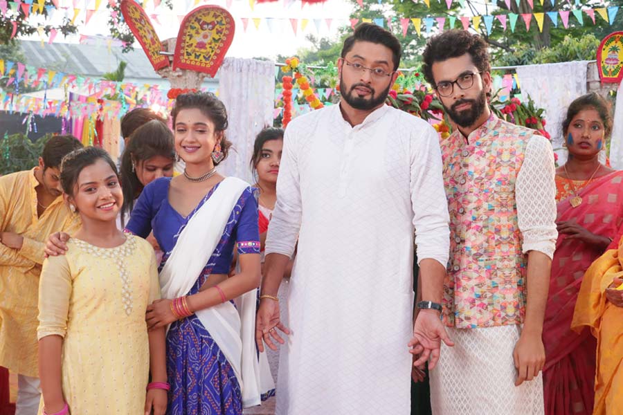 ‘টুম্পা অটোওয়ালি’ শুটিংয়ের ফাঁকে টুম্পা।