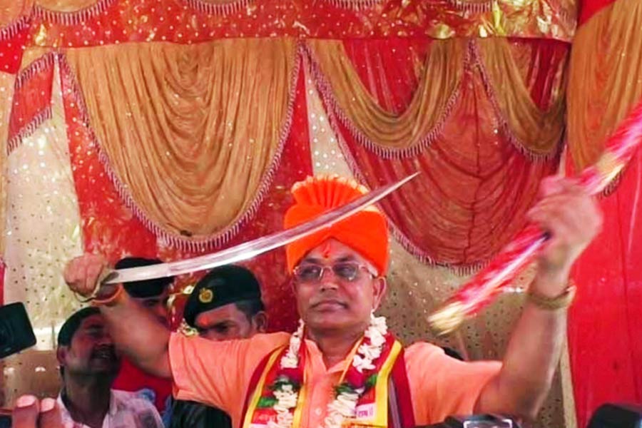 রামনবমীতে অতীয়ে হাতে অস্ত্র নিয়েছেন দিলীপ ঘোষ।