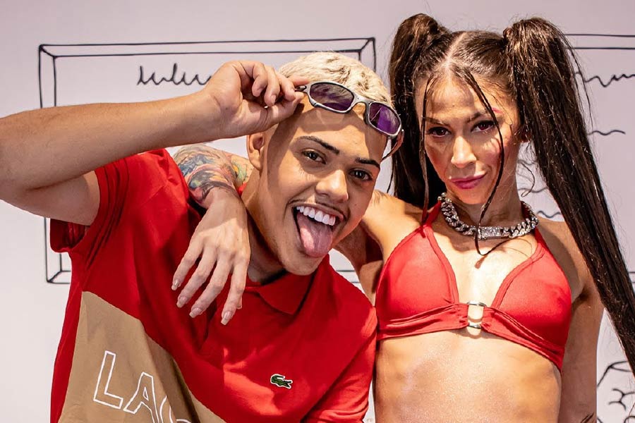 ব্রাজিলের সঙ্গীতশিল্পী এমসি পিপোকিনহা। ২১ বছর বয়সি এই তরুণী গানের চেয়ে বেশি যৌন অনুষঙ্গে খবরের শিরোনামে উঠে আসেন। এর আগেও একাধিক যৌনগন্ধী বিতর্কে তাঁর নাম জড়িয়েছে।