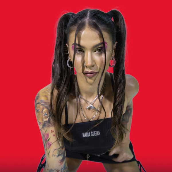 ঠিক কী করেছেন পিপোকিনহা? তাঁর বিরুদ্ধে সাম্প্রতিক অভিযোগ, একটি অনুষ্ঠানে গান গাওয়ার সময় তিনি এক মহিলা অনুরাগীর সঙ্গে প্রকাশ্যেই উদ্দাম যৌনতায় মেতে ওঠেন। গানের মধ্যেই চলে যৌনতার খেলা।