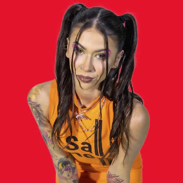 এর আগে এক বার পিপোকিনহার স্তন কামড়ে ধরেছিল এক পোষ্য বিড়াল। সেই ভিডিয়ো তিনি নিজেই রেকর্ড করেছিলেন। বিড়ালকে দিয়ে এমন কাজ করানোর জন্য বিতর্কের ঝড় বয়ে গিয়েছিল। 