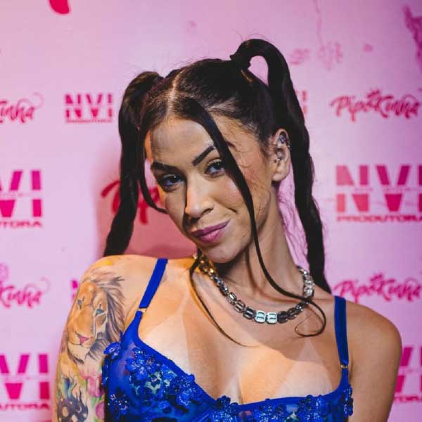 ভরা মঞ্চে অনুরাগীর সঙ্গে সঙ্গমে লিপ্ত হওয়ার কারণে পিপোকিনহাকে নিয়ে যে নতুন বিতর্ক শুরু হয়েছে, তাতেও তারকার শাস্তির দাবি জানিয়েছেন কেউ কেউ। দাবি, এমন কোনও শাস্তি তাঁকে দেওয়া হোক, যাতে ভবিষ্যতে এমন কাজ তিনি আর না করেন। ব্রাজিলের আইন পিপোকিনহাকে শাস্তি দেবে কি? ইতিমধ্যেই তাঁর বিরুদ্ধে আইনি ব্যবস্থা নেওয়ার কথা বলেছেন সে দেশের আইনপ্রণেতারা। ছোটরা যাতে তাঁর অনুষ্ঠান না দেখেন, তা নিয়েও সরব হয়েছেন সে দেশের এক সাংসদ।