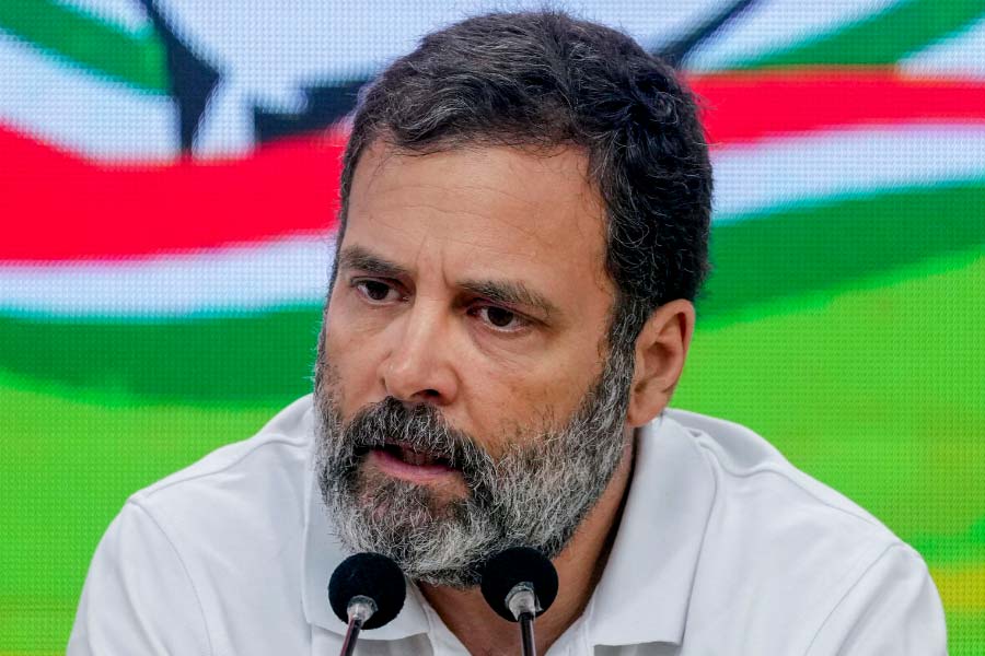 এক মাসও হয়নি লন্ডনে বক্তৃতা দিতে গিয়ে মাইক খারাপ হয়ে যাওয়া দেখে রাহুল গান্ধী বলেছিলেন, ‘‘ভারতীয় সংসদে অবশ্য মাইকটা খারাপ হয়ে যায়নি। সেখানে মাইক বন্ধ করে দেওয়া হয়েছে।’’ সেই বক্তৃতার ঠিক ২৩ দিন পর লোকসভায় রাহুলের আসনের সামনে থাকা মাইকটি সত্যিই বন্ধ করা হল। 