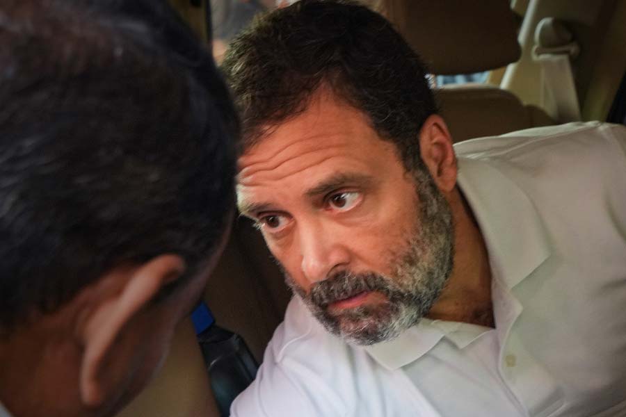 কংগ্রেস সাংসদ তথা দেশের প্রাক্তন প্রধানমন্ত্রী রাজীব গান্ধীর পুত্র এবং দেশের একমাত্র মহিলা প্রধানমন্ত্রী ইন্দিরা গান্ধীর নাতি রাহুলের বিরুদ্ধে দেশের প্রধানমন্ত্রীকে অপমান করার অভিযোগ উঠছে। যার জেরে তাঁকে দু’বছরের জেলের সাজা শুনিয়েছে আদালত। ফলত খারিজ করা হয়েছে রাহুলের সাংসদ পদ। শুক্রবার, ২৪ মার্চের পর আগামী অন্তত ছ’বছর রাহুলকে সংসদের নিম্নকক্ষ বা লোকসভায় দেখা যাবে না! যদি না উচ্চ আদালতে নিম্ন আদালতের রায়ের কোনও পরিবর্তন হয়।