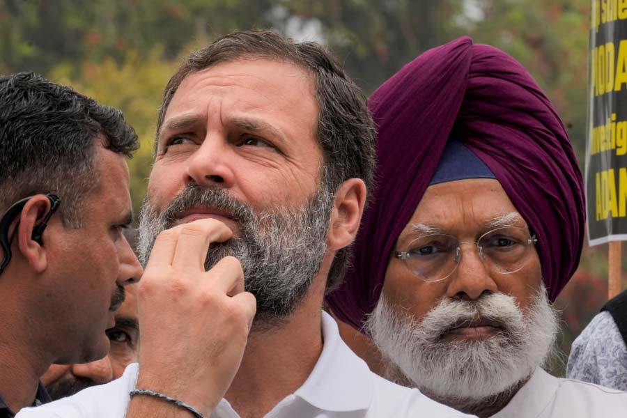 সংসদের নিয়ম মানলে আগামী অন্তত ছ’বছর লোকসভার ভোটেও দাঁড়াতে পারবেন না কংগ্রেস নেতা রাহুল। কিছুটা এগিয়ে ভাবলে সে ক্ষেত্রে ২০২৪ সালের লোকসভা নির্বাচনে রাহুলের কংগ্রেসের হয়ে প্রতিনিধিত্ব করাও হবে না। এমনকি, তার পরের লোকসভা ভোটেও নয়। যদি না পাশা পাল্টায়। নিয়মে কোনও বদল ঘটে, তবে কেন্দ্রের অন্যতম প্রধান বিরোধী দল কংগ্রেস ক্ষমতায় এলে সম্ভবত প্রধানমন্ত্রী হিসাবেও বেছে নেওয়া যাবে না রাহুলকে! কিন্তু সে সব অনেক পরের কথা, কিছুটা কল্পনার কথাও। 