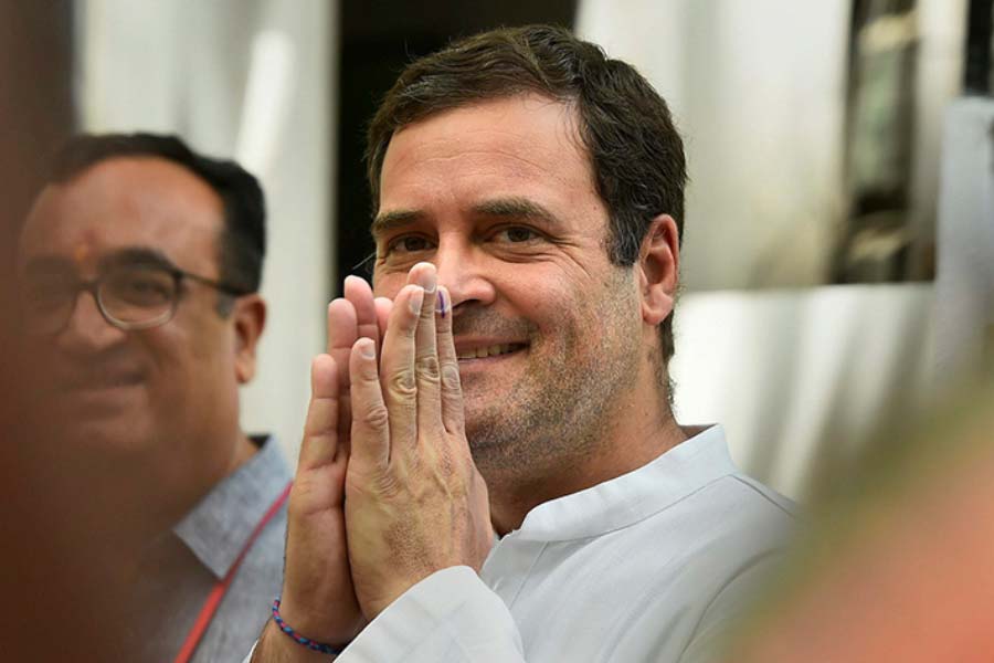 আপাতত বিরোধীরা একবাক্যে মেনে নিয়েছেন, প্রধানমন্ত্রীকে নিয়ে অবমাননার মামলায় রাহুলের যে শাস্তি হল, তা যত না শাস্তি, তার চেয়ে অনেক বেশি ‘গণতন্ত্রের কণ্ঠরোধ’। সংসদে রাহুলের মুখ বন্ধ করার চেষ্টা। যা চার বছর আগেই বুঝতে পেরেছিলেন রাহুল। কিন্তু পাত্তা দেননি।