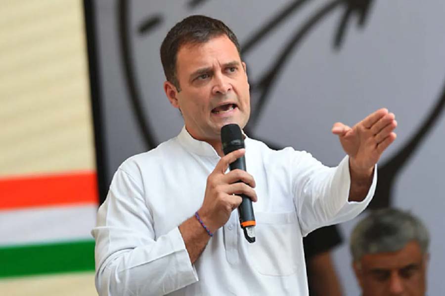 রাহুল অবশ্য শুধু ওই একটিই কথা বলেননি। আইপিএল কেলেঙ্কারিতে অভিযুক্ত ললিত মোদী, ব্যাঙ্ক-ঋণ মামলায় ‘পলাতক’ নীরব মোদীর সঙ্গে প্রধানমন্ত্রী নরেন্দ্র মোদীর তুলনা টেনে যা বলেছিলেন তার বঙ্গানুবাদ করলে দাঁড়ায়, ‘‘ললিত মোদী, নীরব মোদী, নরেন্দ্র মোদী... আমি ভাবছি এঁদের সবার নামের একই পদবি কেন? সব চোরেদেরই পদবি মোদী হয় কেন?’’