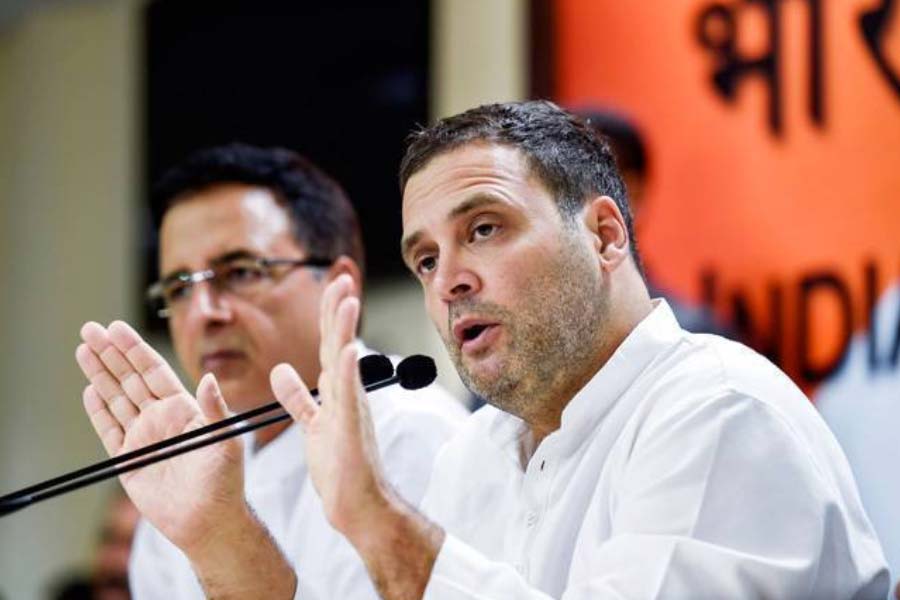 রাহুল তখন বলেছিলেন, ‘‘এ সব আসলে তাঁর মুখ বন্ধ করার চেষ্টা।’’ মামলাকে গুরুত্ব দিতে চাননি তিনি।’’ যদিও মামলাটি চলছিল গুজরাতের আদালতে। 