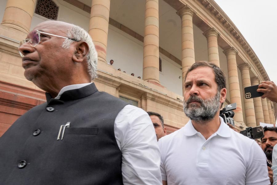 এর পর লোকসভা ভোটে কংগ্রেসের হার। বিজেপির দ্বিতীয় বার ‘মোদী ২.০’ সরকার গঠন। কংগ্রেসের পর পর হারের দায় নিয়ে রাহুলের কংগ্রেস সভাপতির পদ থেকে সরে দাঁড়ানোর মতো অনেক কিছু ঘটে গিয়েছে। তবে রাহুল আর কংগ্রেস নেতা হিসাবে সে ভাবে সক্রিয় হননি। টুইটারে আক্রমণ আর মাঝেসাঝে গোনাগুনতি জনসভাতেই নিজেকে আটকে রেখেছিলেন। কিন্তু আচমকাই সেই ধারায় একটা বদল এল ২০২২ সালে।