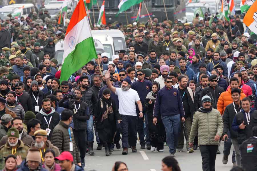 রাহুল হঠাৎই ঠিক করলেন দলের জন্য তিনি ভারত ভ্রমণ করবেন। কংগ্রেসের জন্য জনমত সংগ্রহ করবেন। কন্যাকুমারী থেকে কাশ্মীর পর্যন্ত পৌঁছবে তাঁর যাত্রা। যার লক্ষ্য ভারতের মানুষকে এক সূত্রে গাঁথা। শাসক বিজেপির অন্যায়ের বিরুদ্ধে মানুষকে জোটবদ্ধ করার জন্য ‘ভারত জোড়ো যাত্রা’।