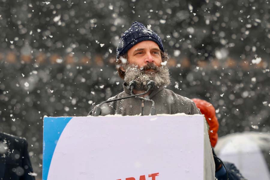 ৩০ জানুয়ারি শেষ হয় যাত্রা। তার ঠিক এক মাস পর মার্চের শুরুতে রাহুল যান লন্ডনে। কেমব্রিজ বিশ্ববিদ্যালয়ে বক্তৃতাও দেন। সেখানেই উঠে আসে ‘মাইক প্রসঙ্গ’। বিদেশের মাটিতে দাঁড়িয়েই রাহুলকে ভারতে গণতন্ত্রের কণ্ঠরোধের কথা বলতে শোনা যায়। রাহুলের সেই মন্তব্য নিয়ে উত্তাল হয় সংসদ। গেরুয়া শিবির বলতে থাকে, যেখানে বিদেশে ভারতের ভাবমূর্তি শোধনের কাজে নেমেছেন প্রধানমন্ত্রী মোদী, সেখানে দেশ নিয়ে এত বড় কথা!