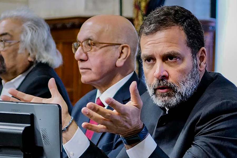 রাহুলের বিরুদ্ধে উত্তাল হয় সংসদ। বিজেপি সাংসদেরা লাগাতার বিক্ষোভ দেখাতে শুরু করেন রাহুলের নিঃশর্ত ক্ষমা প্রার্থনার দাবিতে। ঘটনাটিকে নজিরবিহীন বলে উল্লেখ করেছিলেন রাজনীতির কারবারিরা। যদিও রাহুল ক্ষমা চাননি। উল্টে তিনি জানিয়ে দেন, লন্ডনে তিনি ভারত বিরোধী কিছুই বলেননি।