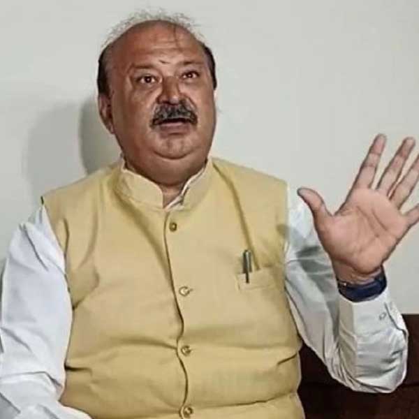 যাঁর অভিযোগের ভিত্তিতে রাহুলকে শেষমেশ সাংসদ পদ খোয়াতে হল, প্রধানমন্ত্রী নরেন্দ্র মোদীর ‘ঘনিষ্ঠ’ বলে পরিচিত সেই বিজেপি নেতা এই মুহূর্তে চর্চার কেন্দ্রবিন্দুতে রয়েছে। তাঁর নাম পূর্ণেশ মোদী।