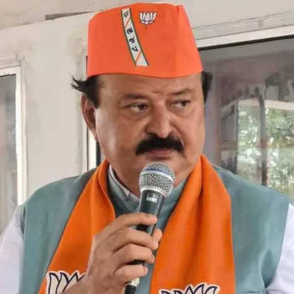 বর্তমানে গুজরাতের সুরত পশ্চিম কেন্দ্রের বিধায়ক পূর্ণেশ। এই বিজেপি নেতার রাজনীতিতে উত্থান বেশ চমকপ্রদ। সেই কাহিনিই এখানে তুলে ধরা হল।