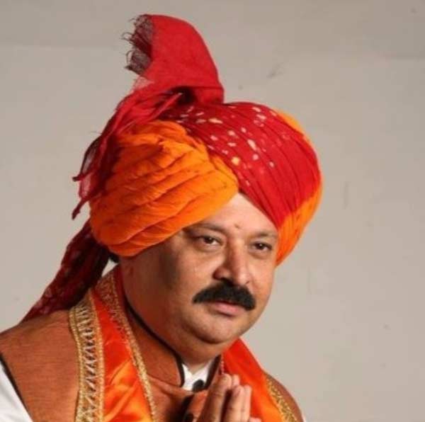 পরবর্তী কালে গুজরাতের সভাপতি সিআর পটিলের সঙ্গে খুব একটা ‘মধুর’ সম্পর্ক ছিল না পূর্ণেশের। ২০২১ সালে গুজরাতের মন্ত্রিসভায় রদবদলের সময় পূর্ণেশের অন্তর্ভুক্তিতে চমকে গিয়েছিলেন অনেকে। শোনা যায়, বিজেপি শীর্ষ নেতৃত্বের কথাতেই শেষমেশ পূর্ণেশকে মন্ত্রী করার সিদ্ধান্ত নেওয়া হয়।