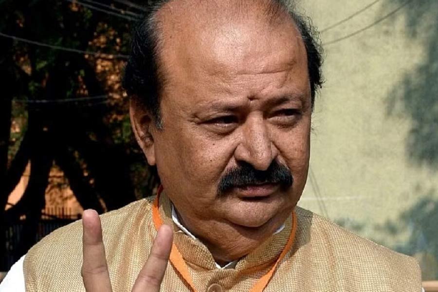 শুধু চা বিক্রিই নয়, রোজগারের জন্য একটা সময় দিনমজুরের কাজও করেছেন পূর্ণেশ। আইন নিয়ে পড়াশোনার প্রতি তাঁর বরাবরই ঝোঁক ছিল। সেই সূত্রেই আইন নিয়ে পড়াশোনা করেছিলেন তিনি। পরে একটি ল’ফার্মে শিক্ষানবিশ হিসাবে কাজে যোগ দিয়েছিলেন। দ্য প্রিন্ট সূত্রে এই কথা জানা গিয়েছে।