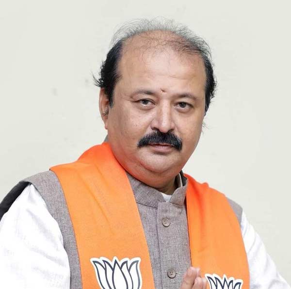 একাধিক সংবাদমাধ্যম সূত্রে জানা গিয়েছে, ১৯৮৪ সালে বিজেপিতে যোগ দেন তিনি। প্রথম থেকেই বিজেপির একনিষ্ঠ সদস্য পূর্ণেশ। তাঁর কর্মীদের কথায়, ‘‘দলের প্রতি পূর্ণেশ অঙ্গীকারবদ্ধ।’’