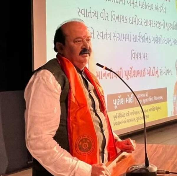 বিজেপিতে একাধিক দায়িত্ব সামলেছেন পূর্ণেশ। কখনও হয়েছেন বিজেপির বুথ আহ্বায়ক, আবার কখনও হয়েছেন সে দলের ওয়ার্ড প্রধান। সুরত পুরসভার কর্পোরেটর হিসাবেও কাজ করেছেন তিনি। 