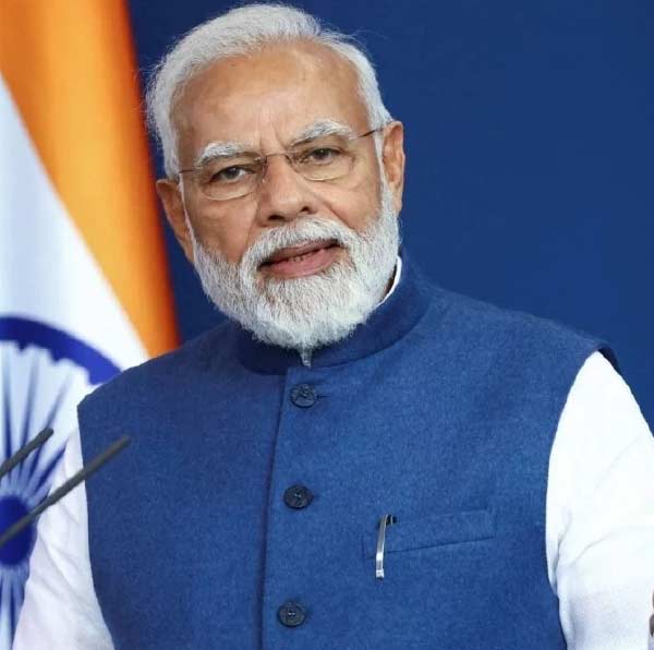 সেই সময় বিজেপি বিধায়ক কিশোর বাঁকাওয়ালার মৃত্যু হয়। ফলে উপনির্বাচন হয়েছিল। উপনির্বাচনে কাকে প্রার্থী করা হবে, এই নিয়ে সে সময় গুজরাত বিজেপিতে জোর চর্চা চলেছিল। বিজেপির আনন্দীবেন পটেলকে প্রার্থী করার দাবি জানিয়েছিলেন অনেকে। কিন্তু চূড়ান্ত সিদ্ধান্ত নেন গুজরাতের তদানীন্তন মুখ্যমন্ত্রী মোদী। 