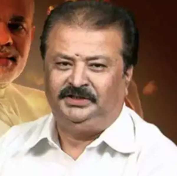 ২০০১ সালে যখন ভূমিকম্প হয়েছিল, সেই সময় সুরত থেকে কচ্ছ পর্যন্ত দলের ত্রাণ দলের নেতৃত্ব দিয়েছিলেন পূর্ণেশ। সেই সময় বিজেপির জাতীয় সাধারণ সম্পাদক ছিলেন মোদী। বিজেপির কর্মীরা জানিয়েছেন, পূর্ণেশের কাজে তখন মুগ্ধ হয়েছিলেন মোদী। এমনকি, এ জন্য পূর্ণেশের পিঠ চাপড়ে দিয়েছিলেন প্রধানমন্ত্রী। 