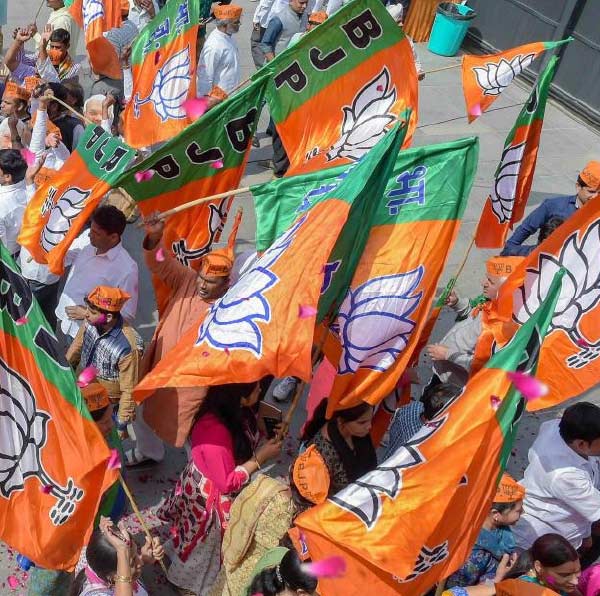 সে রাজ্যের পরিবহণ, আবাসন, সড়ক, পর্যটন দফতরের দায়িত্বে ছিলেন পূর্ণেশ। ২০২২ সালে বিধানসভা নির্বাচনে সুরত পশ্চিম কেন্দ্রে জয়ের ধারা অটুট রাখেন তিনি।