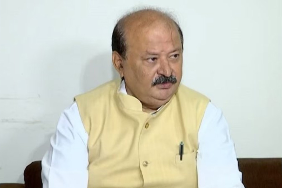 ওই কেন্দ্রে ১ লক্ষেরও বেশি ভোটে জেতেন তিনি। তবে এ বার আর মন্ত্রিসভায় ঠাঁই হয়নি পূর্ণেশের। 