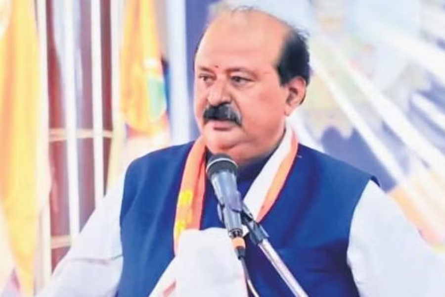 সুরতের আদাজান এলাকায় পরিবারের বাকি সদস্যদের সঙ্গে থাকেন পূর্ণেশ। তাঁর বিরুদ্ধে কোনও ফৌজদারি মামলা নেই। 