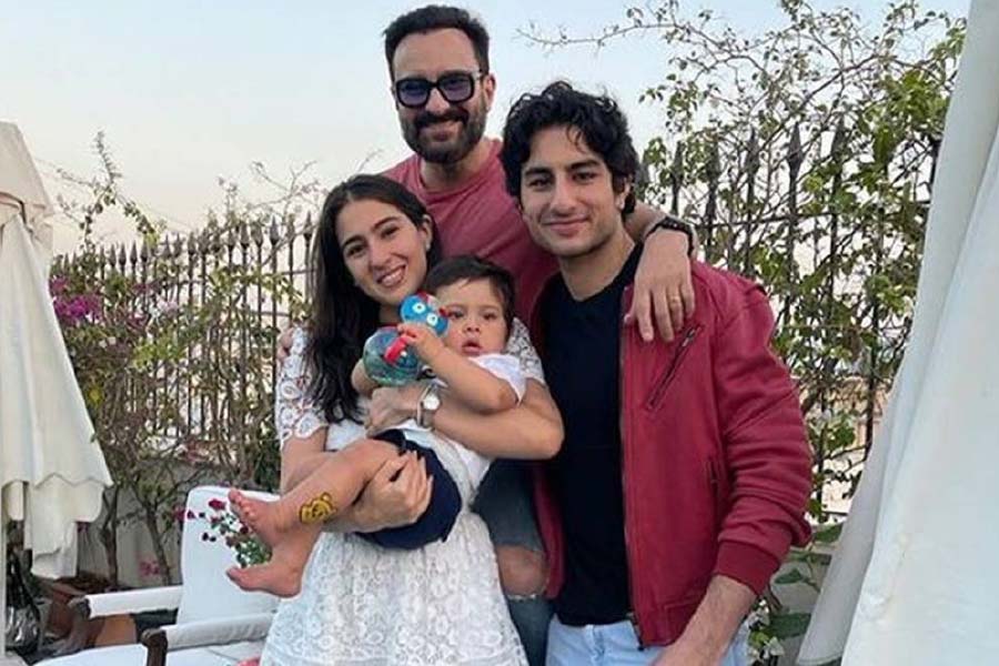 বিবাহবিচ্ছেদের জন্য তাঁদের মধ্যে অপরাধবোধ কাজ করে জেনেই সারা ও ইব্রাহিম অবাধে এটা-ওটা চেয়ে নিতেন বাবা-মায়ের কাছে।