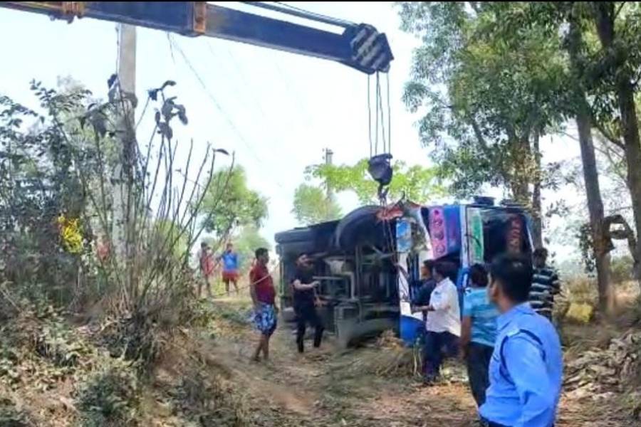 at least 20 injured in bus accident