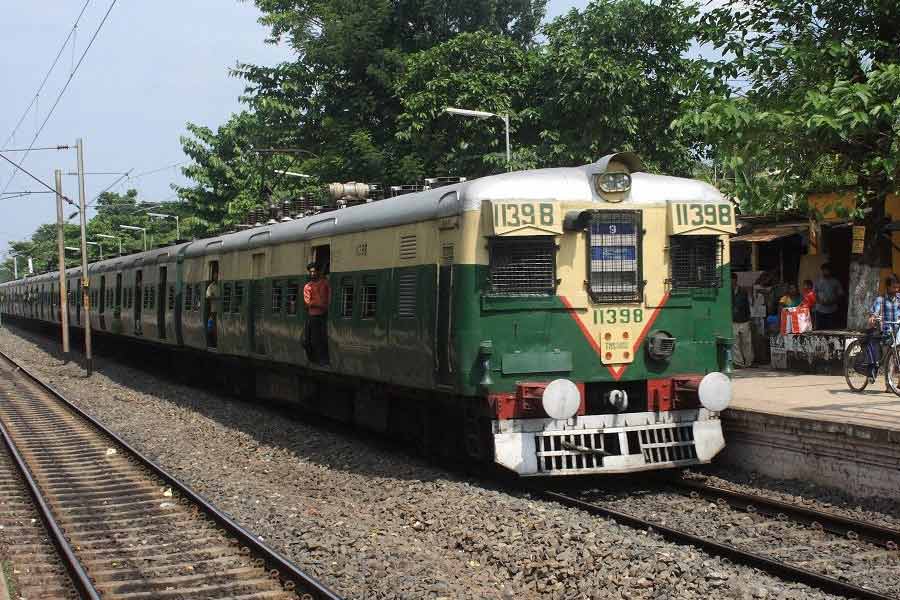 Howrah-Burdwan Cord Line trains cancelled on Sunday, anger among daily passengers.