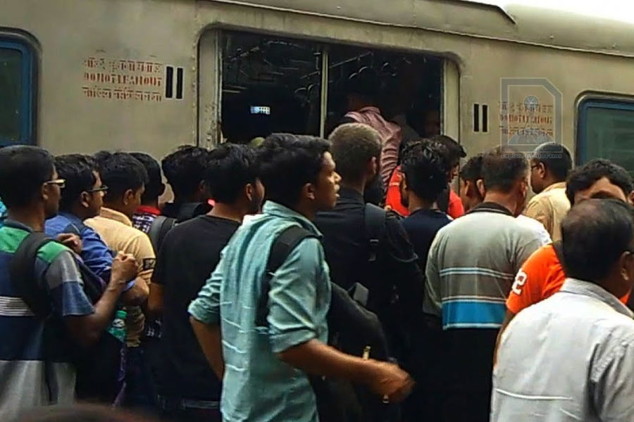 In Sealdah Main Section train messes for a long time, passengers suffering, what Rail is saying about the situation