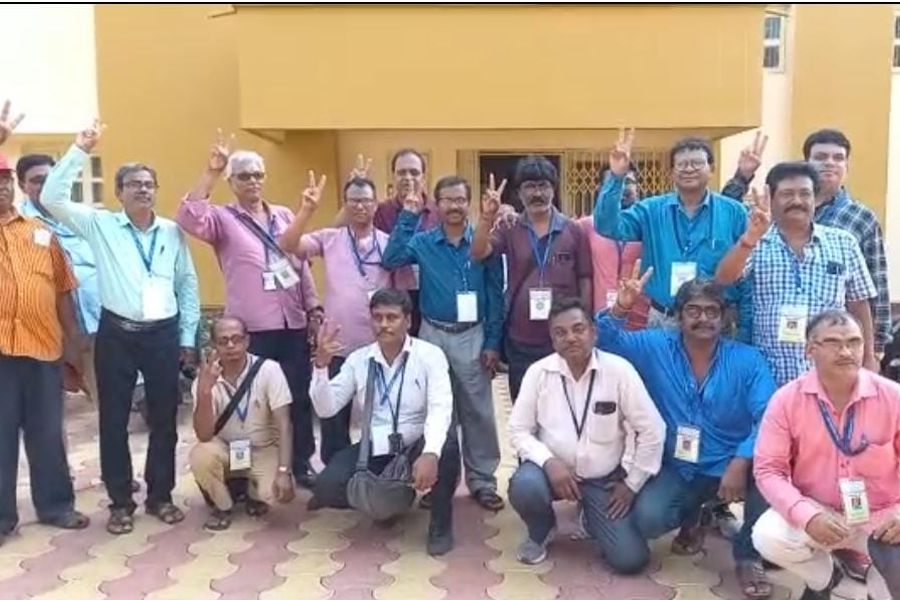 জয়ে উচ্ছ্বসিত বাম-কংগ্রেসের সমর্থক এবং কর্মীরা।