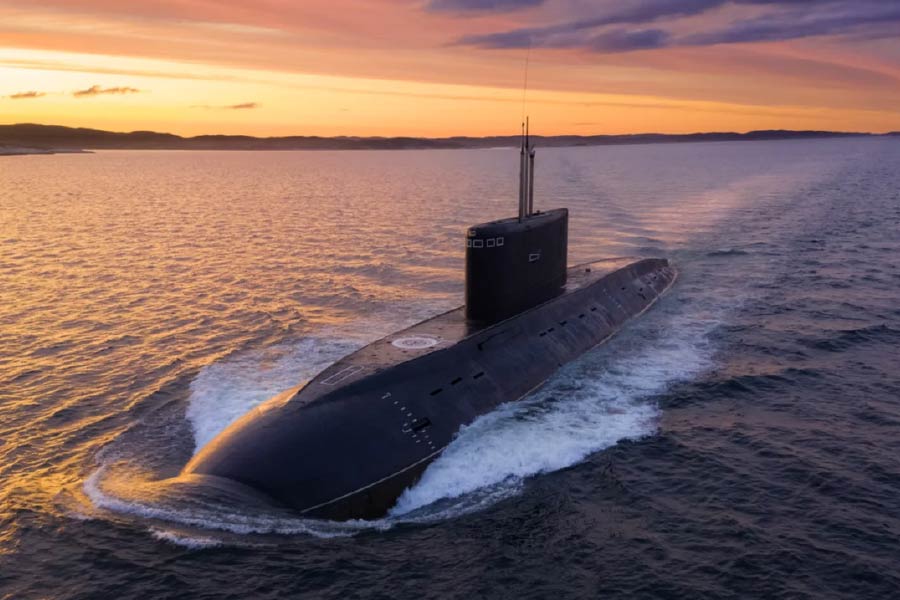 সামরিক অস্ত্রের ইতিহাসে বিবর্তন আসার পর থেকে বিশ্বের সব দেশ নিজেদের শক্তি বাড়াতে শুরু করেছে। জলপথে শত্রুদের ঠেকাতে নৌশক্তি বৃদ্ধি করার দিকেও মন দিয়েছে অনেক দেশ। আর সেই শক্তি বৃদ্ধি করতেই একের পর এক পরমাণু শক্তিচালিত ডুবোজাহাজের সংখ্যা বাড়াচ্ছে দেশগুলি।