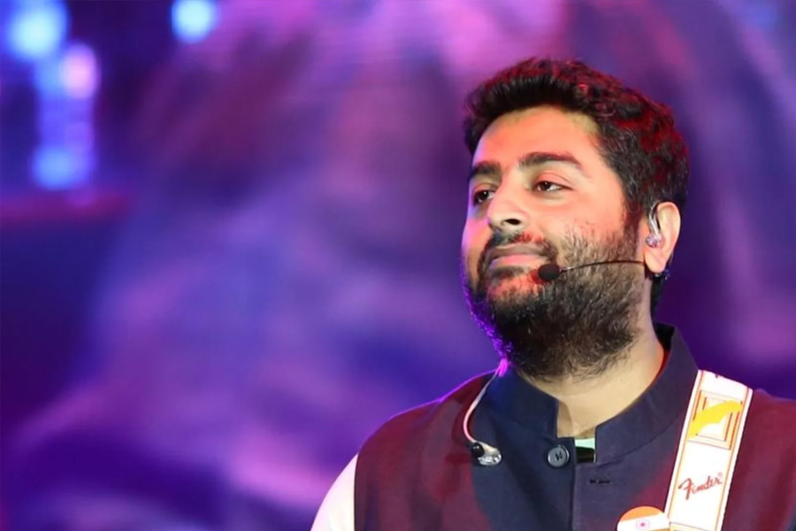 অরিজিৎকে বাদ দেওয়া নিয়ে শোয়ের আয়োজকদের অনেক প্রশ্নের মুখে পড়তে হয়েছিল। তবে শেষ পর্যন্ত তাঁকে ফিরিয়ে আনা হয়নি।