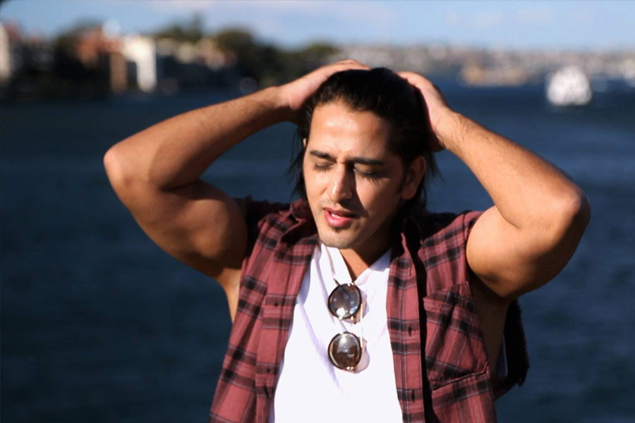 এমন সময় কাজি দাবি করেন, অরিজিৎ ভাল গায়ক হলেও তাঁর গানে আবেগের অভাব রয়েছে।