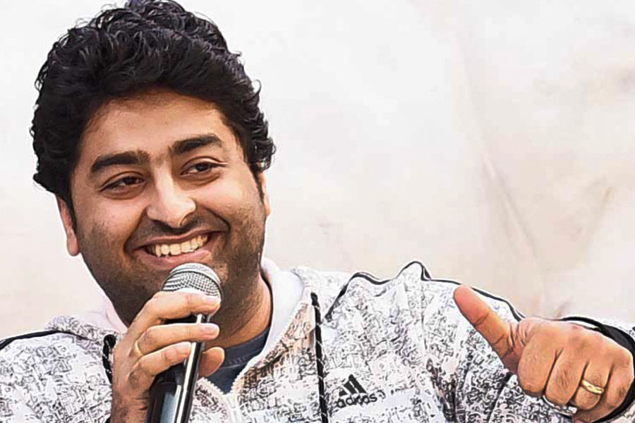 কাজি আরও বলেন, অরিজিতের গানে নাকি অনুভূতি নেই। আর সেই কারণেই অরিজিৎ শো থেকে বেরিয়ে গিয়েছেন বলেও মন্তব্য করেন তিনি।  