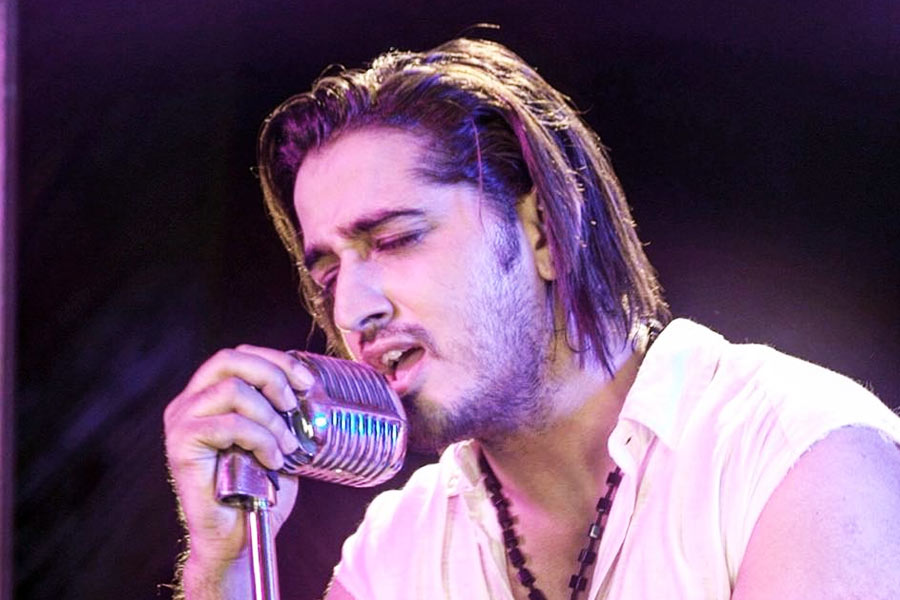 বহু বছর পর অবশ্য তিনি অরিজিৎকে নিয়ে সুর পাল্টে ফেলেন। ২০১৮ সাল নাগাদ এক সাক্ষাৎকারে কাজি বলেছিলেন, “অরিজিৎ আমার বন্ধু। ও এক জন চমৎকার মানুষ। আমরা ফোনে কথা বলি। এমনকি, যখনই আমি লং ড্রাইভে যাই তখন আমি ওর গান শুনি।”