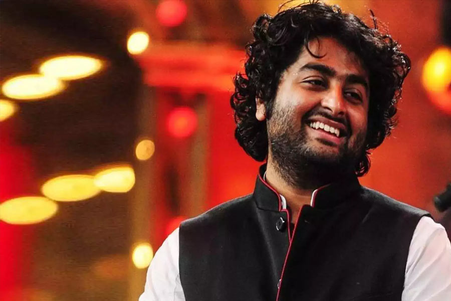 অরিজিৎকে নিয়ে কাজি আরও বলেছিলেন, ‘‘অরিজিৎ সব সময়ই নেপথ্য গায়ক হওয়ার স্বপ্ন দেখত। এখন ও এক জন সফল গায়ক। আমি গর্বিত যে অরিজিৎ আমার বন্ধু।”