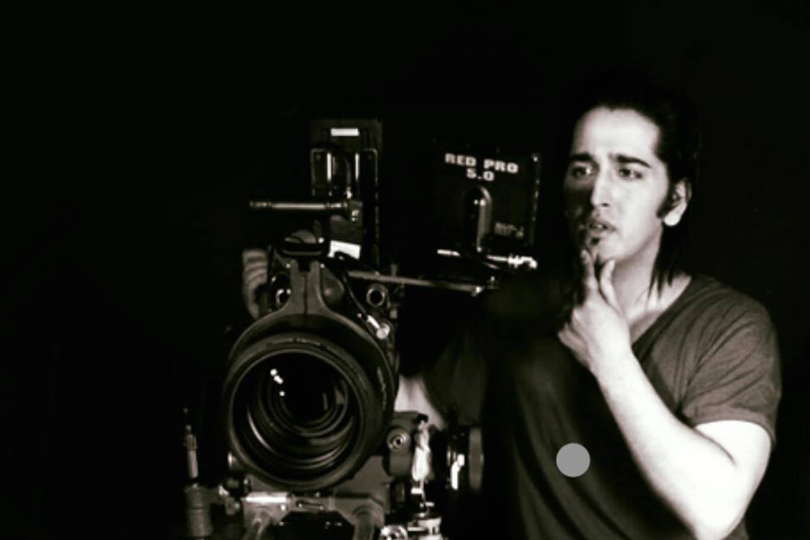 গায়ক হিসাবে বিশেষ সুবিধা করতে না পেরে কাজি অভিনয় জগতেও ভাগ্যপরীক্ষা করেন। তবে তিনি সেখানেও সফল হননি।