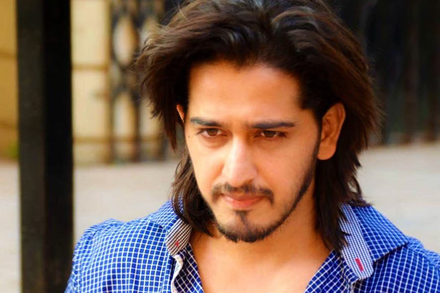 ১৯৮৬ সালে কাশ্মীরে কাজির জন্ম। কাজীর বাবা এক জন আইনজীবী। মা শিক্ষক। তাঁর কাকা কাজি রফিও এক জন কাশ্মীরি গায়ক।