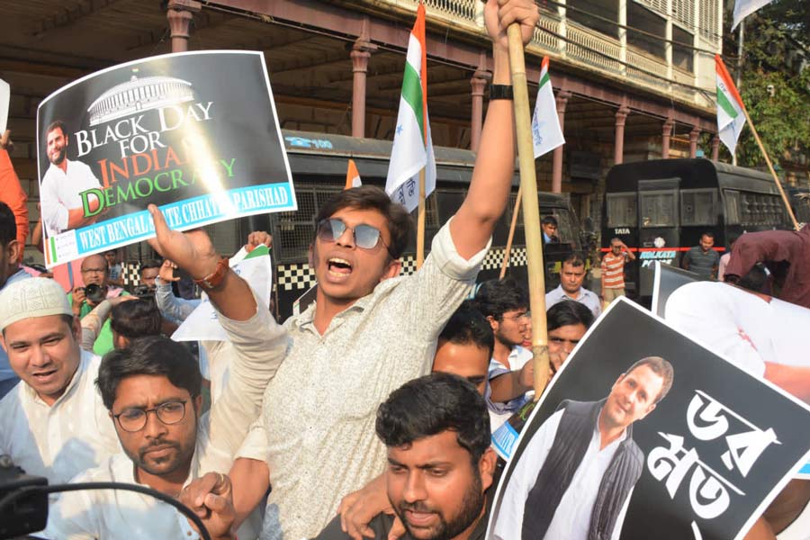 রাজভবনের সামনে ছাত্র পরিষদের বিক্ষোভ।