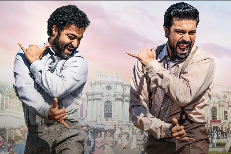 ‘রাইজ় রোর রিভোল্ট’, সংক্ষেপে ‘আরআরআর’। ভারতীয় সিনেমার ইতিহাসে যে ছবি কার্যত বিপ্লব ঘটিয়ে ফেলেছে। এই ছবির গান ‘নাটু নাটু’ ভারতের ঘরে এনেছে বহু প্রতীক্ষিত অস্কার। আর সেই সঙ্গে বিশ্বের দরবারে বন্দিত হয়েছেন পরিচালক এসএস রাজামৌলি।