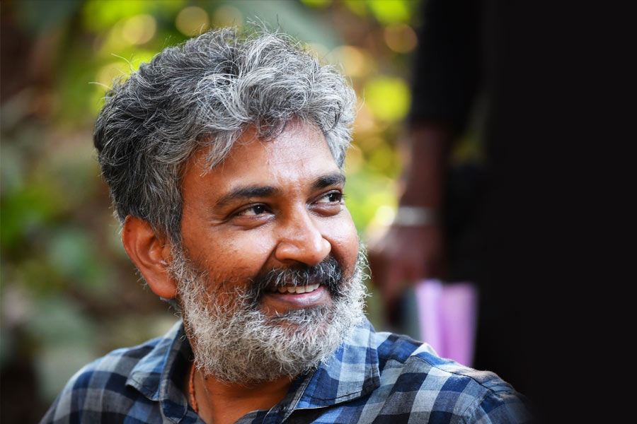 তেলুগু ছবিতে রাজামৌলির কাজ শুধু ভারতে নয়, সারা বিশ্বে সাড়া ফেলে দিয়েছে। ‘বাহুবলী’ থেকে শুরু করে ‘আরআরআর’— লাইট ক্যামেরা অ্যাকশনে একের পর এক সোনা ফলিয়েছেন ৪৯ বছরের পরিচালক।