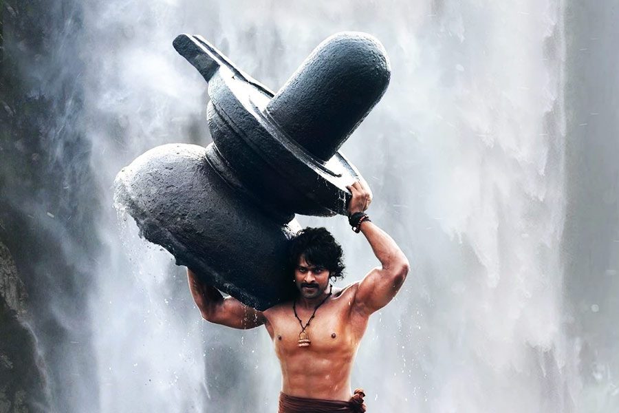 রাজামৌলি পরিচালিত ছবিগুলির বাণিজ্যিক সাফল্য চোখধাঁধানো। ‘আরআরআর’-এর ‘নাটু নাটু’র তালে তালে পা মিলিয়েছে কাশ্মীর থেকে কন্যাকুমারী। ‘বাহুবলী’র অতিমানবিক অ্যাকশন দৃশ্য গোগ্রাসে গিলেছেন আপামর দর্শক।