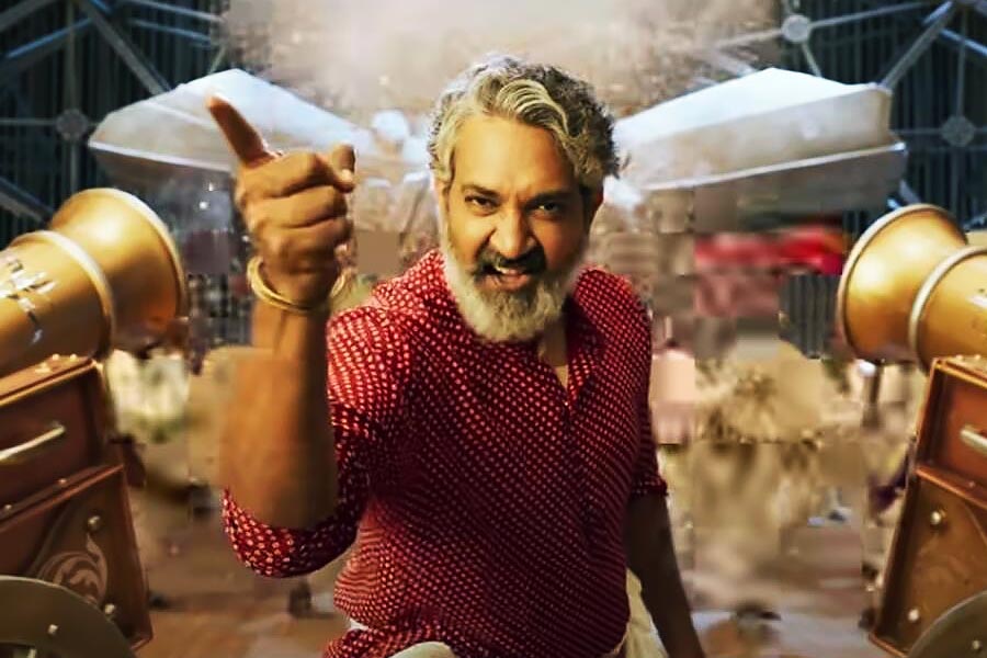 পর পর বক্স অফিসে এই চূড়ান্ত সাফল্যের হাত ধরে রাজামৌলির সম্পত্তি বহু গুণ বৃদ্ধি পেয়েছে। বলিউডের আঁতুড়ঘর মুম্বই নয়, রাজামৌলি নিজের প্রাসাদ গড়ে তুলেছেন নিজামের শহর হায়দরাবাদে।